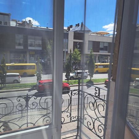 Двокімнатна Квартира Біля Оперного Театру Львов Экстерьер фото